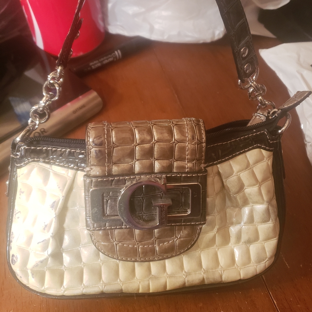 SMALL GUESS SHOULDER BAG VERY NICE HAS AN ANTIQUE P8